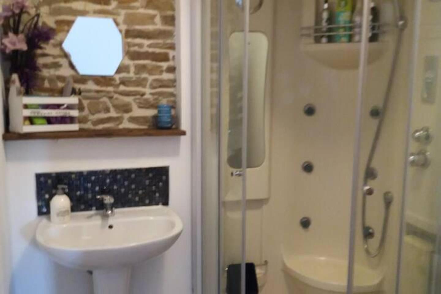 Mortain-Bocage - 2-Bed Wisteria Cottage - Sleeps 4 Notre-Dame-du-Touchet Екстериор снимка